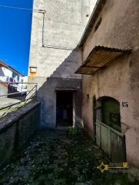 Large, four-bedroom town house with garden and cellar. 30 minutes from ski slopes. Pescolanciano Img22