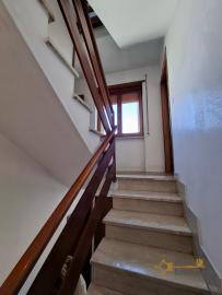 Large, four-bedroom town house with garden and cellar. 30 minutes from ski slopes. Pescolanciano Img16