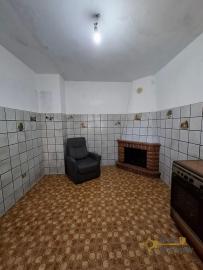 Large, four-bedroom town house with garden and cellar. 30 minutes from ski slopes. Pescolanciano Img3