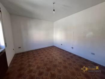 Large, four-bedroom town house with garden and cellar. 30 minutes from ski slopes. Pescolanciano Img9