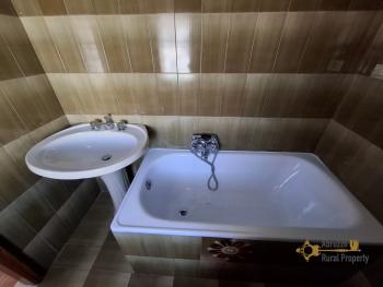 Large, four-bedroom town house with garden and cellar. 30 minutes from ski slopes. Pescolanciano Img15