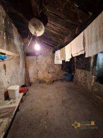 Two-bedroom stone house in habitable conditions with two cellars and outbuilding/garage. Guilmi Img24