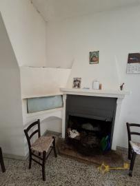 Two-bedroom stone house in habitable conditions with two cellars and outbuilding/garage. Guilmi Img6