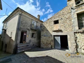 Two-bedroom stone house in habitable conditions with two cellars and outbuilding/garage. Guilmi Img2