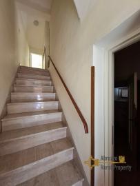 Spacious four-bedroom townhouse in the heart of Pollutri, just 14 minutes from the Adriatic Coast Img4