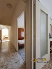 Spacious four-bedroom townhouse in the heart of Pollutri, just 14 minutes from the Adriatic Coast Img16