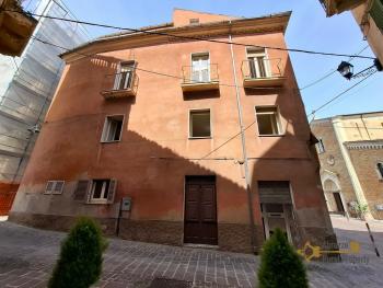 Spacious four-bedroom townhouse in the heart of Pollutri, just 14 minutes from the Adriatic Coast Img2