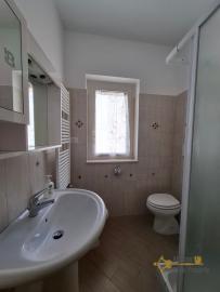 Perfect condition town house with two bedrooms, panoramic balcony and a large garage, ready to live in. Celenza sul Trigno. Img23