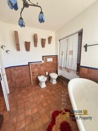Four-bedroom charming villa with garden, terrace, swimming pool and Mountain view. Colledara. Img20
