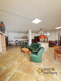 Four-bedroom charming villa with garden, terrace, swimming pool and Mountain view. Colledara. Img24