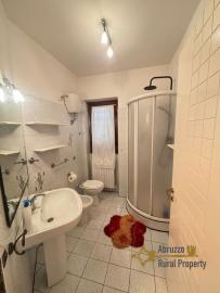 Four-bedroom charming villa with garden, terrace, swimming pool and Mountain view. Colledara. Img21