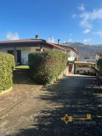 Four-bedroom charming villa with garden, terrace, swimming pool and panoramic view on the Gran Sasso Mountain. Colledara