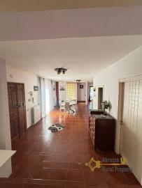 Four-bedroom charming villa with garden, terrace, swimming pool and Mountain view. Colledara. Img6