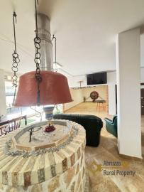 Four-bedroom charming villa with garden, terrace, swimming pool and Mountain view. Colledara. Img25