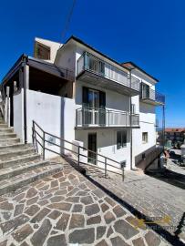 Charming town house in perfect condition with panoramic balconies, terrace, garden and annex. Tornareccio