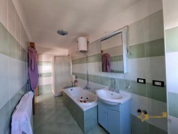 Charming town house in perfect condition with panoramic balconies, terrace, garden and annex. Tornareccio Img29