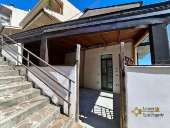 Charming town house in perfect condition with panoramic balconies, terrace, garden and annex. Tornareccio Img5