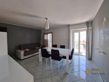 Charming town house in perfect condition with panoramic balconies, terrace, garden and annex. Tornareccio Img9