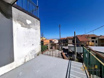 Charming town house in perfect condition with panoramic balconies, terrace, garden and annex. Tornareccio Img15