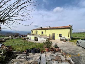 Three-bedroom country house with 6.180 sqm of land, terrace, large garage and annex. Trivento