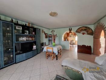 Three-bedroom country house with 6.180 sqm of land, terrace, large garage and annex. Trivento Img10