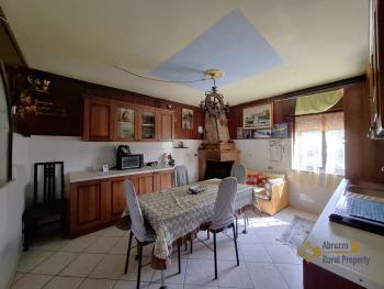 Three-bedroom country house with 6.180 sqm of land, terrace, large garage and annex. Trivento Img3