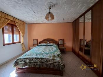 Three-bedroom country house with 6.180 sqm of land, terrace, large garage and annex. Trivento Img18