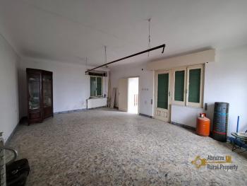 260 sqm character apartment with sea view panoramic terrace, two annexes, vinatge details, 30 minutes from the Adriatic coast.Casalanguida. Img30