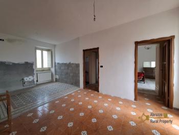 260 sqm character apartment with sea view panoramic terrace, two annexes, vinatge details, 30 minutes from the Adriatic coast.Casalanguida. Img9