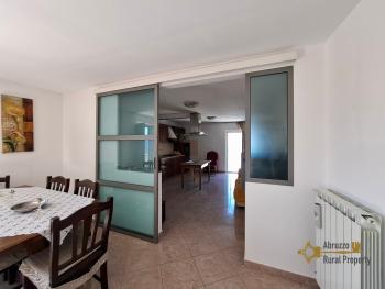 Spacious detached townhouse with panoramic views, terrace, garden, garage and annex, at just 25 minutes from the Adriatic Coast. Tufillo Img9