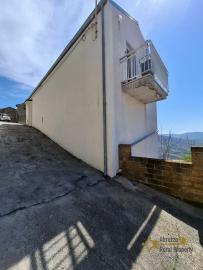 Spacious detached townhouse with panoramic views, terrace, garden, garage and annex, at just 25 minutes from the Adriatic Coast. Tufillo Img48