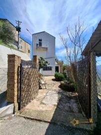 Spacious detached townhouse with panoramic views, terrace, garden, garage and annex, at just 25 minutes from the Adriatic Coast. Tufillo