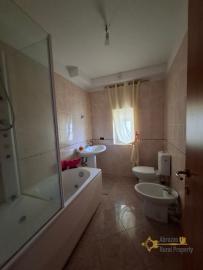 Spacious detached townhouse with panoramic views, terrace, garden, garage and annex, at just 25 minutes from the Adriatic Coast. Tufillo Img23