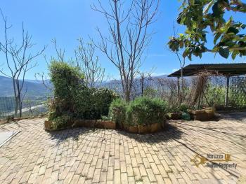 Spacious detached townhouse with panoramic views, terrace, garden, garage and annex, at just 25 minutes from the Adriatic Coast. Tufillo Img41