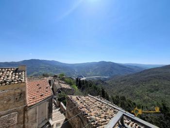 Perfect condition two- bedroom town house with panoramic balconies, two garages and private parking space, at only 35 minutes’ drive from the Adriatic coast. Celenza Sul Trigno. Img10