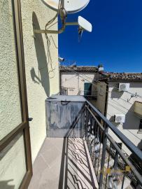 Perfect condition two- bedroom town house with panoramic balconies, two garages and private parking space, at only 35 minutes’ drive from the Adriatic coast. Celenza Sul Trigno. Img9