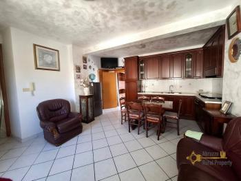 Perfect condition two- bedroom town house with panoramic balconies, two garages and private parking space, at only 35 minutes’ drive from the Adriatic coast. Celenza Sul Trigno. Img2