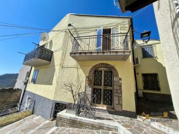 Perfect condition two- bedroom town house with panoramic balconies, two garages and private parking space, at only 35 minutes’ drive from the Adriatic coast. Celenza Sul Trigno. Img27