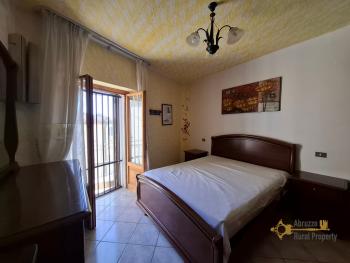 Perfect condition two- bedroom town house with panoramic balconies, two garages and private parking space, at only 35 minutes’ drive from the Adriatic coast. Celenza Sul Trigno. Img14