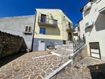 Perfect condition two- bedroom town house with panoramic balconies, two garages and private parking space, at only 35 minutes’ drive from the Adriatic coast. Celenza Sul Trigno. Img28