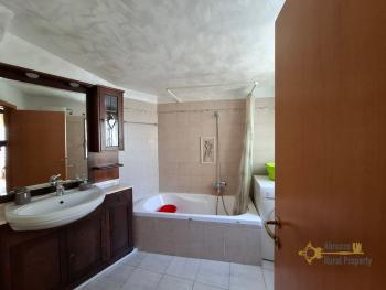 Perfect condition two- bedroom town house with panoramic balconies, two garages and private parking space, at only 35 minutes’ drive from the Adriatic coast. Celenza Sul Trigno. Img19