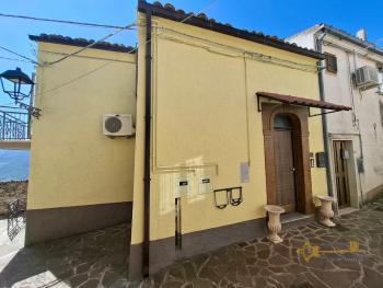 Perfect condition two- bedroom town house with panoramic balconies, two garages and private parking space, at only 35 minutes’ drive from the Adriatic coast. Celenza Sul Trigno.