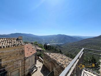 Perfect condition two- bedroom town house with panoramic balconies, two garages and private parking space, at only 35 minutes’ drive from the Adriatic coast. Celenza Sul Trigno. Img11