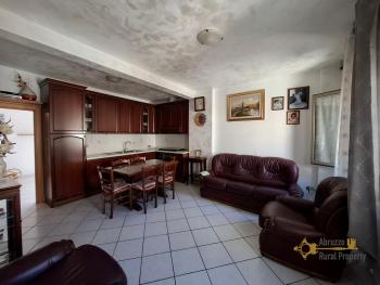 Perfect condition two- bedroom town house with panoramic balconies, two garages and private parking space, at only 35 minutes’ drive from the Adriatic coast. Celenza Sul Trigno. Img4