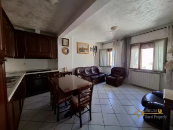 Perfect condition two- bedroom town house with panoramic balconies, two garages and private parking space, at only 35 minutes’ drive from the Adriatic coast. Celenza Sul Trigno. Img6