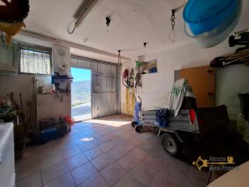 Perfect condition two- bedroom town house with panoramic balconies, two garages and private parking space, at only 35 minutes’ drive from the Adriatic coast. Celenza Sul Trigno. Img26