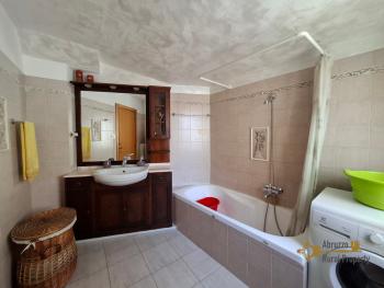 Perfect condition two- bedroom town house with panoramic balconies, two garages and private parking space, at only 35 minutes’ drive from the Adriatic coast. Celenza Sul Trigno. Img20