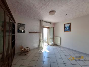 Perfect condition two- bedroom town house with panoramic balconies, two garages and private parking space, at only 35 minutes’ drive from the Adriatic coast. Celenza Sul Trigno. Img7