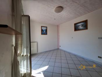 Perfect condition two- bedroom town house with panoramic balconies, two garages and private parking space, at only 35 minutes’ drive from the Adriatic coast. Celenza Sul Trigno. Img12