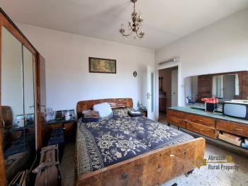 Large 155 sqm, five-bedroom stone town house with panoramic mountain view. Central heating system. Trivento Img37
